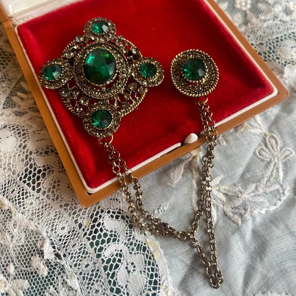 NEW Brooch! Green and Gold Brooch with Chain - Picture 4 of 5